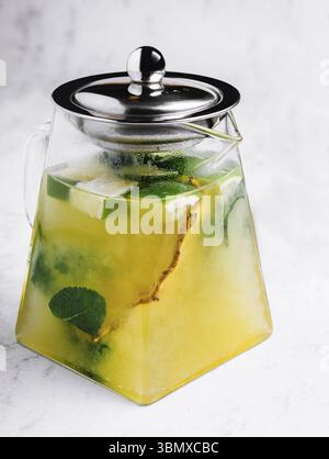 Stillleben, Grüntee mit Passionsfrucht oder Limonade mit Limette und Minze Stockfoto