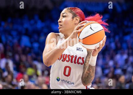 Arlington, Texas, USA. Juni 2025. Washington Mystics Stürmer SHAKIRA AUSTIN (0) geht während eines WNBA-Spiels zwischen den Washington Mystics und den Dallas Wings im College Park Center in den Korb. Dallas gewinnt 79:71. (Kreditbild: © Mark Fann/ZUMA Press Wire) NUR REDAKTIONELLE VERWENDUNG! Nicht für kommerzielle ZWECKE! Quelle: ZUMA Press, Inc./Alamy Live News Stockfoto