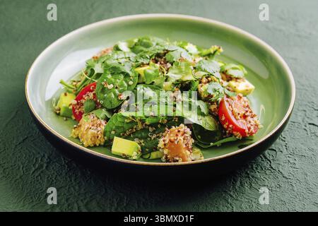 Stillleben, Salat mit Lachs, Couscous, Avocado und Tomaten Stockfoto
