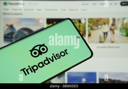 Dhaka, Bangladesch – 22. Juni 2025: Das Logo des Tripadvisor wird auf einem Smartphone-Bildschirm angezeigt, und die Website Tripadvisor ist auf einem Computer sichtbar Stockfoto