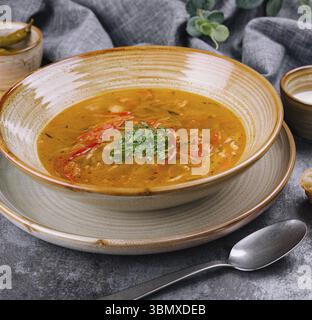Stillleben, traditionelle Hühnernudelsuppe in einer braunen Schüssel Stockfoto