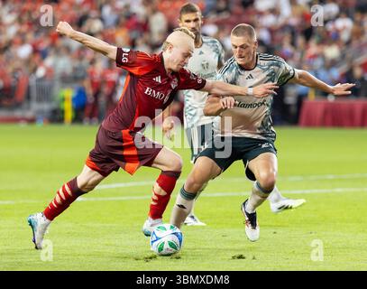 Toronto, Kanada. Juni 2025. Ola Brynhildsen (L) von Toronto FC bricht beim regulären Saisonspiel der Major League Soccer (MLS) 2025 zwischen Toronto FC und Portland Timbers im BMO Field in Toronto am 28. Juni 2025 durch. Quelle: Zou Zheng/Xinhua/Alamy Live News Stockfoto