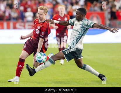 Toronto, Kanada. Juni 2025. Jimer Fory (R) von Portland Timbers streitet mit Ola Brynhildsen vom Toronto FC während des regulären Saisonspiels 2025 zwischen Toronto FC und Portland Timbers auf dem BMO Field in Toronto, Kanada, am 28. Juni 2025. Quelle: Zou Zheng/Xinhua/Alamy Live News Stockfoto