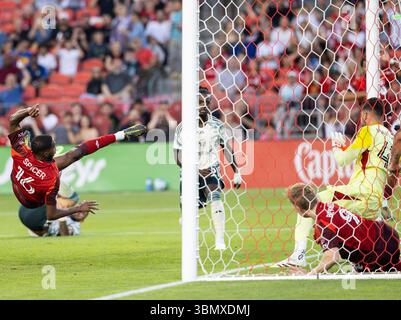 Toronto, Kanada. Juni 2025. Tyrese Spicer (L) vom Toronto FC schießt während des regulären Saisonspiels der Major League Soccer (MLS) 2025 zwischen Toronto FC und Portland Timbers auf dem BMO Field in Toronto, Kanada, am 28. Juni 2025. Quelle: Zou Zheng/Xinhua/Alamy Live News Stockfoto