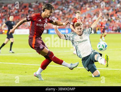 Toronto, Kanada. Juni 2025. Ian Smith (R) von Portland Timbers streitet mit Theo Corbeanu vom Toronto FC während des regulären Saisonspiels 2025 zwischen Toronto FC und Portland Timbers auf dem BMO Field in Toronto, Kanada, am 28. Juni 2025. Quelle: Zou Zheng/Xinhua/Alamy Live News Stockfoto