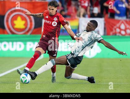 Toronto, Kanada. Juni 2025. Jimer Fory (R) von Portland Timbers streitet mit Theo Corbeanu vom Toronto FC während des regulären Saisonspiels 2025 zwischen Toronto FC und Portland Timbers auf dem BMO Field in Toronto, Kanada, am 28. Juni 2025. Quelle: Zou Zheng/Xinhua/Alamy Live News Stockfoto
