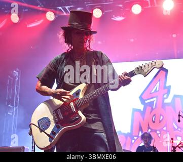 Nashville, USA. Juni 2025. Linda Perry von 4 Non Blondes auf der Bühne des Nashville Pride Festivals, das am 28. Juni 2025 im Bicentennial Capitol Mall State Park in Nashville, TN stattfand © Tammie Arroyo/AFF-USA.com Credit: AFF/Alamy Live News Stockfoto