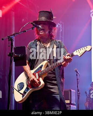 Nashville, USA. Juni 2025. Linda Perry von 4 Non Blondes auf der Bühne des Nashville Pride Festivals, das am 28. Juni 2025 im Bicentennial Capitol Mall State Park in Nashville, TN stattfand © Tammie Arroyo/AFF-USA.com Credit: AFF/Alamy Live News Stockfoto
