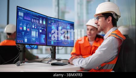 Black Woman Engineer Überwacht Innovatives Automatisierungssystem In Der Ölraffinerie. Stockfoto