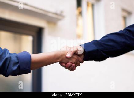 Es Ist Ein Aufregendes Paar, Das Einen Deal Mit Einem Immobilienmakler Für Dream Home Schließt. Stockfoto