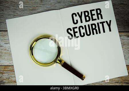 Cyber Security Textnachricht auf Papiernotiz mit Lupe von oben auf hölzernem Hintergrund Stockfoto