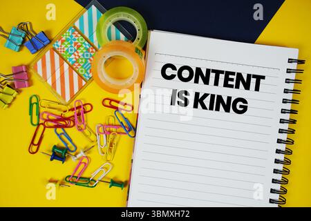 Inhalt ist King-Text mit Briefpapier auf gelbem Hintergrund Stockfoto