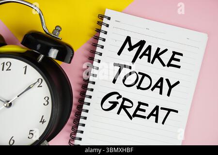 Make Today großartiger Text auf Notizblock mit Wecker auf rosa Hintergrund Stockfoto