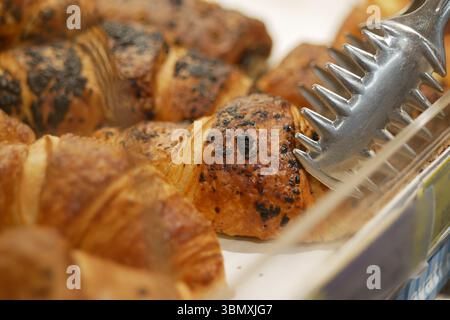 Frisch gebackene Croissants werden heute in der Bäckerei serviert Stockfoto