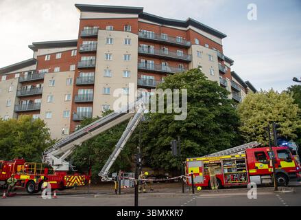 Slough, Großbritannien. Juni 2025. Der Rettungsdienst reagierte heute Nachmittag um 15.30 Uhr auf einen Brand in der Wohnung im obersten Stockwerk in Aspect Court, Slough, Berkshire, an der Ecke Windsor Road und Aspect Court. Der Royal Berkshire Fire and Rescue Service schickte Besatzungen aus Ascot, Bracknell, Slough, Langley, Maidenhead und Windsor zusammen mit der Incident Command Unit von der Maidenhead Fire Station und der Aerial Leiterplattform von der Whitley Wood Fire Station. Der South Central Ambulance Service schickte dem Vernehmen nach eine Reihe von Ressourcen an den Tatort, darunter ein Einsatzteam für Gefahrenbereiche. Es wird verstanden, dass eine Person Stockfoto