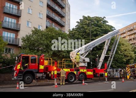 Slough, Großbritannien. Juni 2025. Der Rettungsdienst reagierte heute Nachmittag um 15.30 Uhr auf einen Brand in der Wohnung im obersten Stockwerk in Aspect Court, Slough, Berkshire, an der Ecke Windsor Road und Aspect Court. Der Royal Berkshire Fire and Rescue Service schickte Besatzungen aus Ascot, Bracknell, Slough, Langley, Maidenhead und Windsor zusammen mit der Incident Command Unit von der Maidenhead Fire Station und der Aerial Leiterplattform von der Whitley Wood Fire Station. Der South Central Ambulance Service schickte dem Vernehmen nach eine Reihe von Ressourcen an den Tatort, darunter ein Einsatzteam für Gefahrenbereiche. Es wird verstanden, dass eine Person Stockfoto