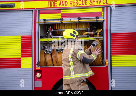 Slough, Großbritannien. Juni 2025. Der Rettungsdienst reagierte heute Nachmittag um 15.30 Uhr auf einen Brand in der Wohnung im obersten Stockwerk in Aspect Court, Slough, Berkshire, an der Ecke Windsor Road und Aspect Court. Der Royal Berkshire Fire and Rescue Service schickte Besatzungen aus Ascot, Bracknell, Slough, Langley, Maidenhead und Windsor zusammen mit der Incident Command Unit von der Maidenhead Fire Station und der Aerial Leiterplattform von der Whitley Wood Fire Station. Der South Central Ambulance Service schickte dem Vernehmen nach eine Reihe von Ressourcen an den Tatort, darunter ein Einsatzteam für Gefahrenbereiche. Es wird verstanden, dass eine Person Stockfoto