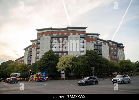 Slough, Großbritannien. Juni 2025. Der Rettungsdienst reagierte heute Nachmittag um 15.30 Uhr auf einen Brand in der Wohnung im obersten Stockwerk in Aspect Court, Slough, Berkshire, an der Ecke Windsor Road und Aspect Court. Der Royal Berkshire Fire and Rescue Service schickte Besatzungen aus Ascot, Bracknell, Slough, Langley, Maidenhead und Windsor zusammen mit der Incident Command Unit von der Maidenhead Fire Station und der Aerial Leiterplattform von der Whitley Wood Fire Station. Der South Central Ambulance Service schickte dem Vernehmen nach eine Reihe von Ressourcen an den Tatort, darunter ein Einsatzteam für Gefahrenbereiche. Es wird verstanden, dass eine Person Stockfoto