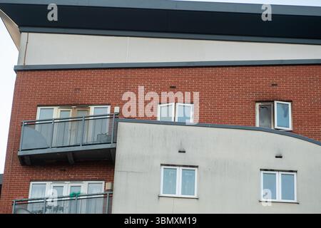 Slough, Großbritannien. Juni 2025. Der Rettungsdienst reagierte heute Nachmittag um 15.30 Uhr auf einen Brand in der Wohnung im obersten Stockwerk in Aspect Court, Slough, Berkshire, an der Ecke Windsor Road und Aspect Court. Der Royal Berkshire Fire and Rescue Service schickte Besatzungen aus Ascot, Bracknell, Slough, Langley, Maidenhead und Windsor zusammen mit der Incident Command Unit von der Maidenhead Fire Station und der Aerial Leiterplattform von der Whitley Wood Fire Station. Der South Central Ambulance Service schickte dem Vernehmen nach eine Reihe von Ressourcen an den Tatort, darunter ein Einsatzteam für Gefahrenbereiche. Es wird verstanden, dass eine Person Stockfoto