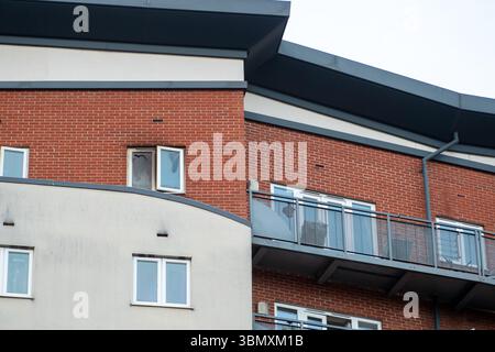 Slough, Großbritannien. Juni 2025. Der Rettungsdienst reagierte heute Nachmittag um 15.30 Uhr auf einen Brand in der Wohnung im obersten Stockwerk in Aspect Court, Slough, Berkshire, an der Ecke Windsor Road und Aspect Court. Der Royal Berkshire Fire and Rescue Service schickte Besatzungen aus Ascot, Bracknell, Slough, Langley, Maidenhead und Windsor zusammen mit der Incident Command Unit von der Maidenhead Fire Station und der Aerial Leiterplattform von der Whitley Wood Fire Station. Der South Central Ambulance Service schickte dem Vernehmen nach eine Reihe von Ressourcen an den Tatort, darunter ein Einsatzteam für Gefahrenbereiche. Es wird verstanden, dass eine Person Stockfoto