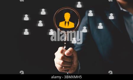 Konzept der Personalrekrutierung visuelle Darstellung einer Lupe, die das ideale Symbol für den Kandidaten hervorhebt, symbolisiert den Prozess der Headhunting und den Acquis von Talenten Stockfoto