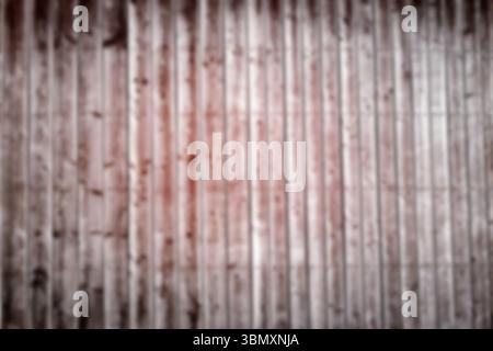 Verrostete Wellblechverkleidungen zeigen Verfärbungen, Schmutzstreifen und Witterungseinflüsse in flacher Ausführung Stockfoto