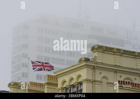 Union Jack Flag auf historischem Gebäude vor architektonischem Hintergrund. Brighton, England Stockfoto