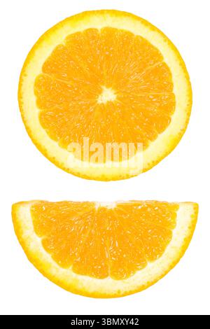 Es handelt sich um Kreisstücke und halb geschnittene Orangen, die auf weiß isoliert sind. Stockfoto