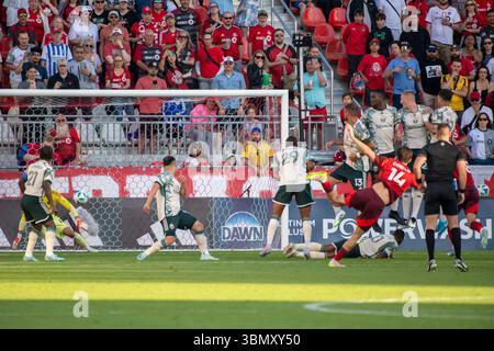 Toronto, Kanada. Juni 2025. Alonso Coello #14 erzielt ein Tor während des MLS-Spiels zwischen Toronto FC und Portland Timbers im BMO Field. Das Spiel endete 3-0 für den Toronto FC. Quelle: SOPA Images Limited/Alamy Live News Stockfoto