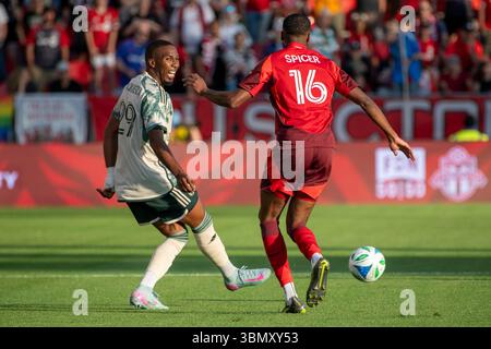 Toronto, Kanada. Juni 2025. Juan David Mosquera #29 (L) und Tyrese Spicer #16 (R) wurden während des MLS-Spiels zwischen Toronto FC und Portland Timbers im BMO Field gesehen. Das Spiel endete 3-0 für den Toronto FC. Quelle: SOPA Images Limited/Alamy Live News Stockfoto