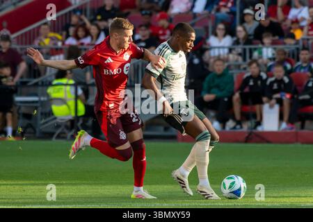 Toronto, Kanada. Juni 2025. Maxime Dominguez #23 (L) und Juan David Mosquera #29 (R) wurden während des MLS-Spiels zwischen Toronto FC und Portland Timbers im BMO Field gesehen. Das Spiel endete 3-0 für den Toronto FC. Quelle: SOPA Images Limited/Alamy Live News Stockfoto