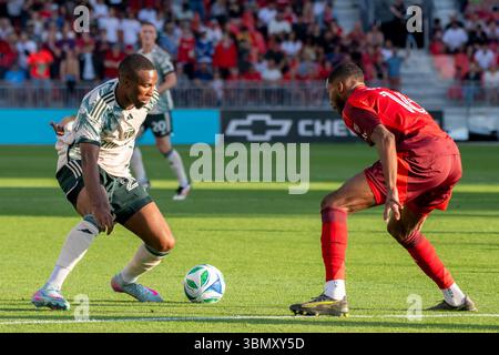 Toronto, Kanada. Juni 2025. Juan David Mosquera #29 (L) und Tyrese Spicer #16 (R) wurden während des MLS-Spiels zwischen Toronto FC und Portland Timbers im BMO Field gesehen. Das Spiel endete 3-0 für den Toronto FC. Quelle: SOPA Images Limited/Alamy Live News Stockfoto