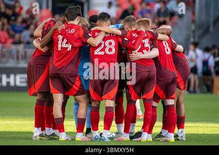 Toronto, Kanada. Juni 2025. Die Spieler des Toronto FC treffen sich während des MLS-Spiels zwischen Toronto FC und Portland Timbers im BMO Field. Das Spiel endete 3-0 für den Toronto FC. Quelle: SOPA Images Limited/Alamy Live News Stockfoto