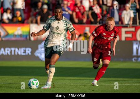 Toronto, Kanada. Juni 2025. Juan David Mosquera #29 (L) und Matty Longstaff #8 (R) wurden während des MLS-Spiels zwischen Toronto FC und Portland Timbers im BMO Field gesehen. Das Spiel endete 3-0 für den Toronto FC. Quelle: SOPA Images Limited/Alamy Live News Stockfoto