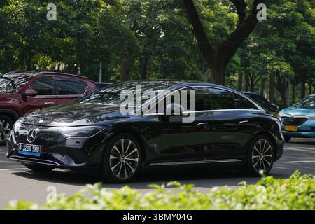 Luxuslimousine für Mercedes Benz EQE, schwarzer Farbtreiber im Geschäftsviertel Sudirman Street, Jakarta, Indonesien Stockfoto