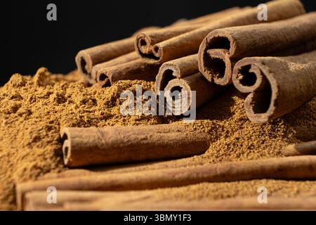 Cassia Zimtstangen und Ground Spice Nahaufnahme. Stockfoto