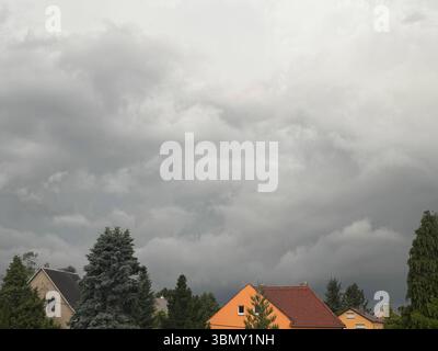 Oberlausitz - DWD warnt vor schweren Gewittern 15.06.2025 gegen 19:00 Uhr Neukirch/Lausitz Foto in Richtung Dresden Fotograf: LausitzNews.de Unwetterwarnung des Deutschen Wetterdienstes: Ab Sonntagabend können sich vermehrt unwetterartige Gewitter entwickeln, die im weiteren Verlauf zu größeren Gebieten zusammenwachsen können. Dabei können örtlich Regenmengen zwischen 25 und 40 l/qm in kurzer Zeit, Hagel bis 3 cm Durchmesser und Sturmböen bis 85 km/h BFT 9 auftreten. Die Temperaturen fielen auf 16 bis 12 Grad. neukirch/lausitz Sachsen Deutschland *** Oberlausitz DWD warn Stockfoto