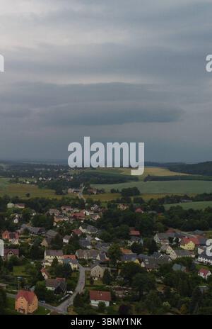 Oberlausitz - DWD warnt vor schweren Gewittern 15.06.2025 gegen 19:00 Uhr Neukirch/Lausitz Foto in Richtung Dresden Fotograf: LausitzNews.de Unwetterwarnung des Deutschen Wetterdienstes: Ab Sonntagabend können sich vermehrt unwetterartige Gewitter entwickeln, die im weiteren Verlauf zu größeren Gebieten zusammenwachsen können. Dabei können örtlich Regenmengen zwischen 25 und 40 l/qm in kurzer Zeit, Hagel bis 3 cm Durchmesser und Sturmböen bis 85 km/h BFT 9 auftreten. Die Temperaturen fielen auf 16 bis 12 Grad. neukirch/lausitz Sachsen Deutschland *** Oberlausitz DWD warn Stockfoto