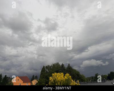 Oberlausitz - DWD warnt vor schweren Gewittern 15.06.2025 gegen 19:00 Uhr Neukirch/Lausitz Foto in Richtung Dresden Fotograf: LausitzNews.de Unwetterwarnung des Deutschen Wetterdienstes: Ab Sonntagabend können sich vermehrt unwetterartige Gewitter entwickeln, die im weiteren Verlauf zu größeren Gebieten zusammenwachsen können. Dabei können örtlich Regenmengen zwischen 25 und 40 l/qm in kurzer Zeit, Hagel bis 3 cm Durchmesser und Sturmböen bis 85 km/h BFT 9 auftreten. Die Temperaturen fielen auf 16 bis 12 Grad. neukirch/lausitz Sachsen Deutschland *** Oberlausitz DWD warn Stockfoto