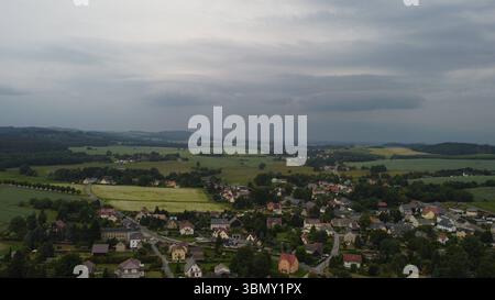 Oberlausitz - DWD warnt vor schweren Gewittern 15.06.2025 gegen 19:00 Uhr Neukirch/Lausitz Foto in Richtung Dresden Fotograf: LausitzNews.de Unwetterwarnung des Deutschen Wetterdienstes: Ab Sonntagabend können sich vermehrt unwetterartige Gewitter entwickeln, die im weiteren Verlauf zu größeren Gebieten zusammenwachsen können. Dabei können örtlich Regenmengen zwischen 25 und 40 l/qm in kurzer Zeit, Hagel bis 3 cm Durchmesser und Sturmböen bis 85 km/h BFT 9 auftreten. Die Temperaturen fielen auf 16 bis 12 Grad. neukirch/lausitz Sachsen Deutschland *** Oberlausitz DWD warn Stockfoto