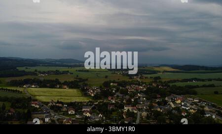 Oberlausitz - DWD warnt vor schweren Gewittern 15.06.2025 gegen 19:00 Uhr Neukirch/Lausitz Foto in Richtung Dresden Fotograf: LausitzNews.de Unwetterwarnung des Deutschen Wetterdienstes: Ab Sonntagabend können sich vermehrt unwetterartige Gewitter entwickeln, die im weiteren Verlauf zu größeren Gebieten zusammenwachsen können. Dabei können örtlich Regenmengen zwischen 25 und 40 l/qm in kurzer Zeit, Hagel bis 3 cm Durchmesser und Sturmböen bis 85 km/h BFT 9 auftreten. Die Temperaturen fielen auf 16 bis 12 Grad. neukirch/lausitz Sachsen Deutschland *** Oberlausitz DWD warnt vor schwerem Gewitter Stockfoto