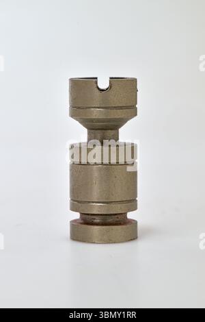 Ein Metallstück Schach auf weißem Hintergrund Stockfoto
