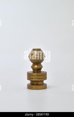Ein Metallstück Schach auf weißem Hintergrund Stockfoto
