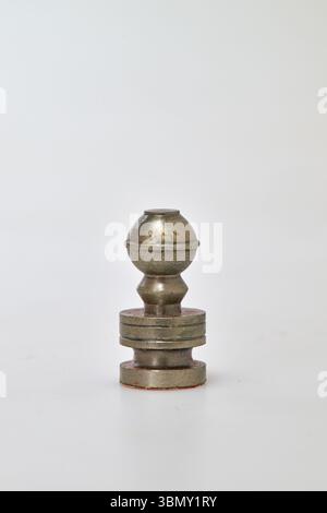 Ein Metallstück Schach auf weißem Hintergrund Stockfoto