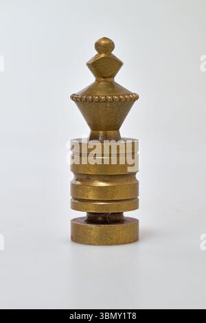Ein Metallstück Schach auf weißem Hintergrund Stockfoto