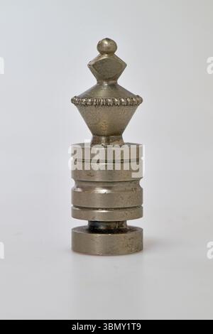 Ein Metallstück Schach auf weißem Hintergrund Stockfoto