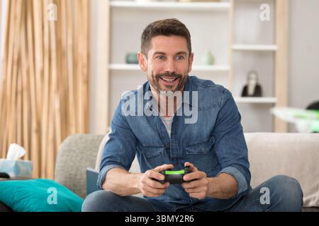 Attraktiv und glücklich, Videospiele zu spielen Stockfoto