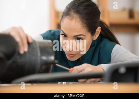 Starke und würdige Frau, die harte Arbeit macht Stockfoto