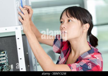 Büromitarbeiter sind mit Arbeit überlastet Stockfoto