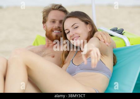 Die Freundin zeigt auf die Kamera Stockfoto